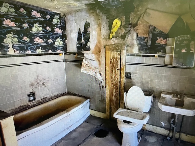 Ugly Bathroom 88 Image 1